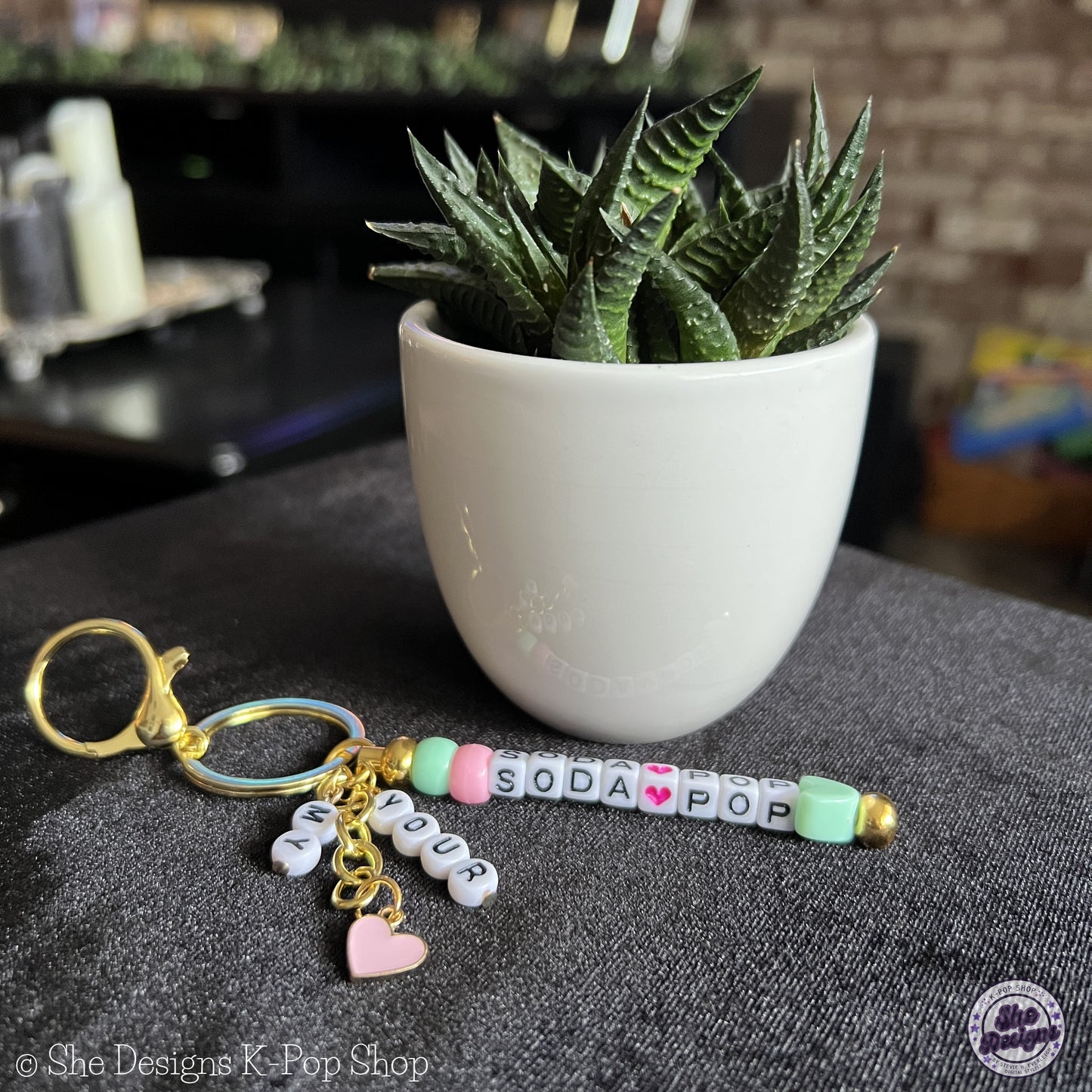 K-POP DEMON HUNTERS: SAJA BOYS SODA POP KEYCHAIN