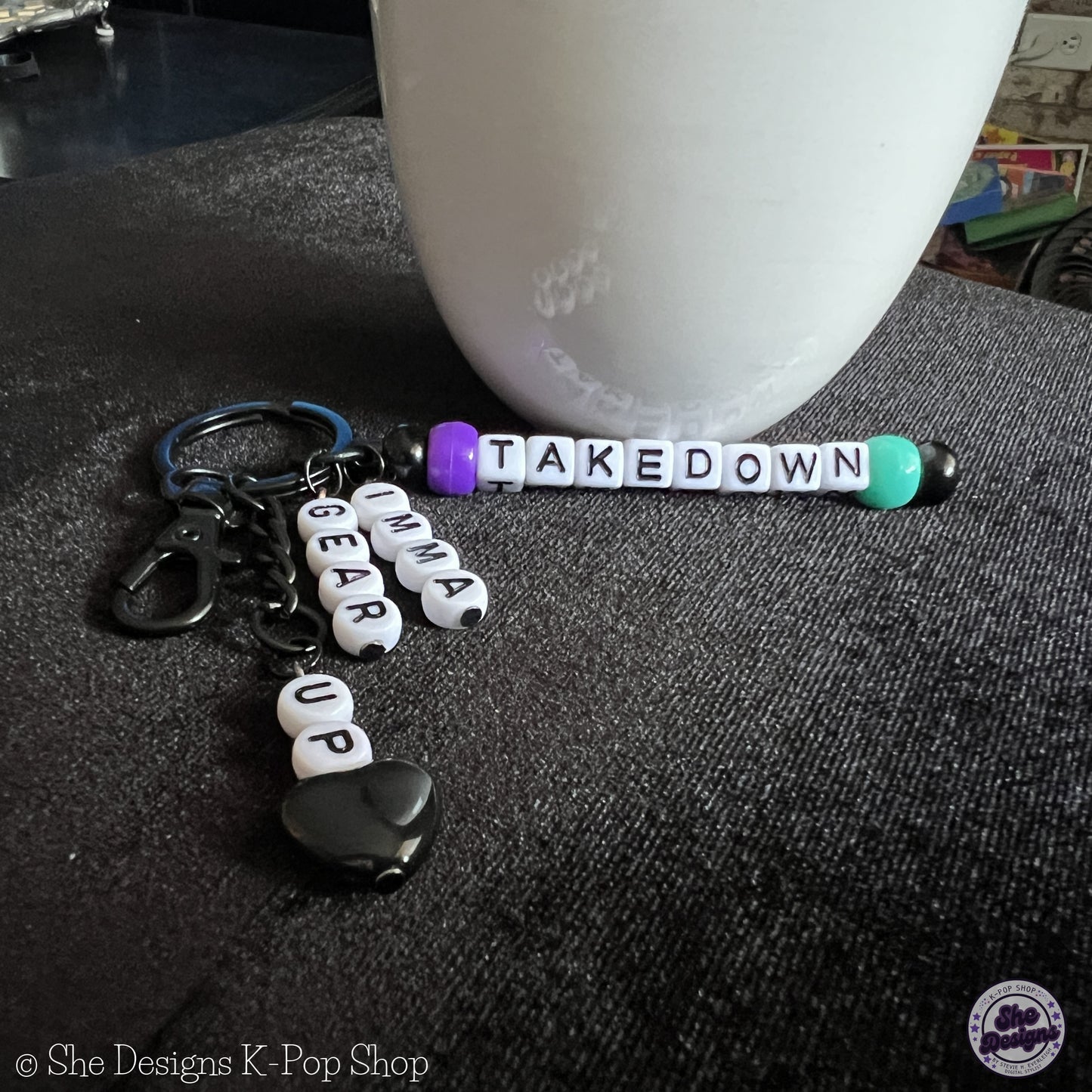 K-POP DEMON HUNTERS: HUNTRIX TAKEDOWN KEYCHAIN