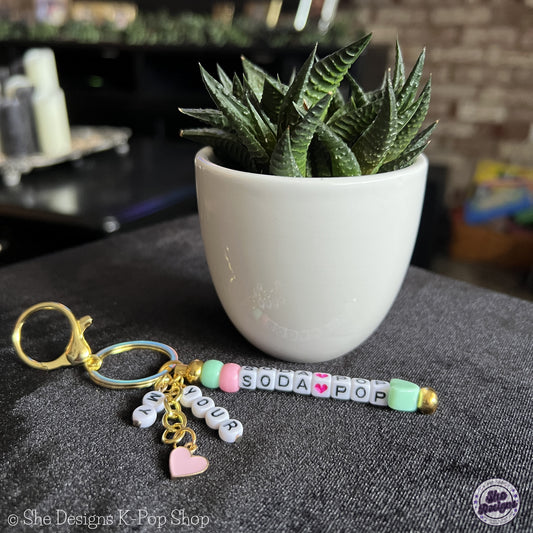 K-POP DEMON HUNTERS: SAJA BOYS SODA POP KEYCHAIN